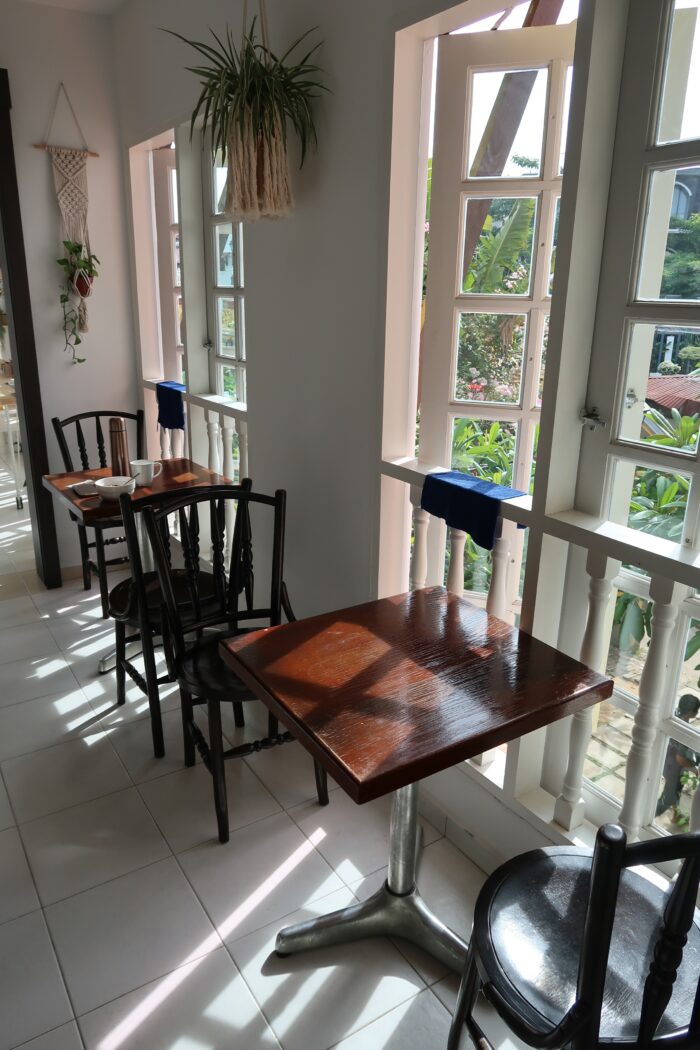 白い窓と木製のカフェテーブルとチェア