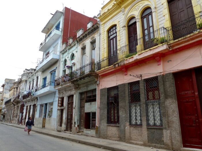 カラフルなキューバの町ハバナ