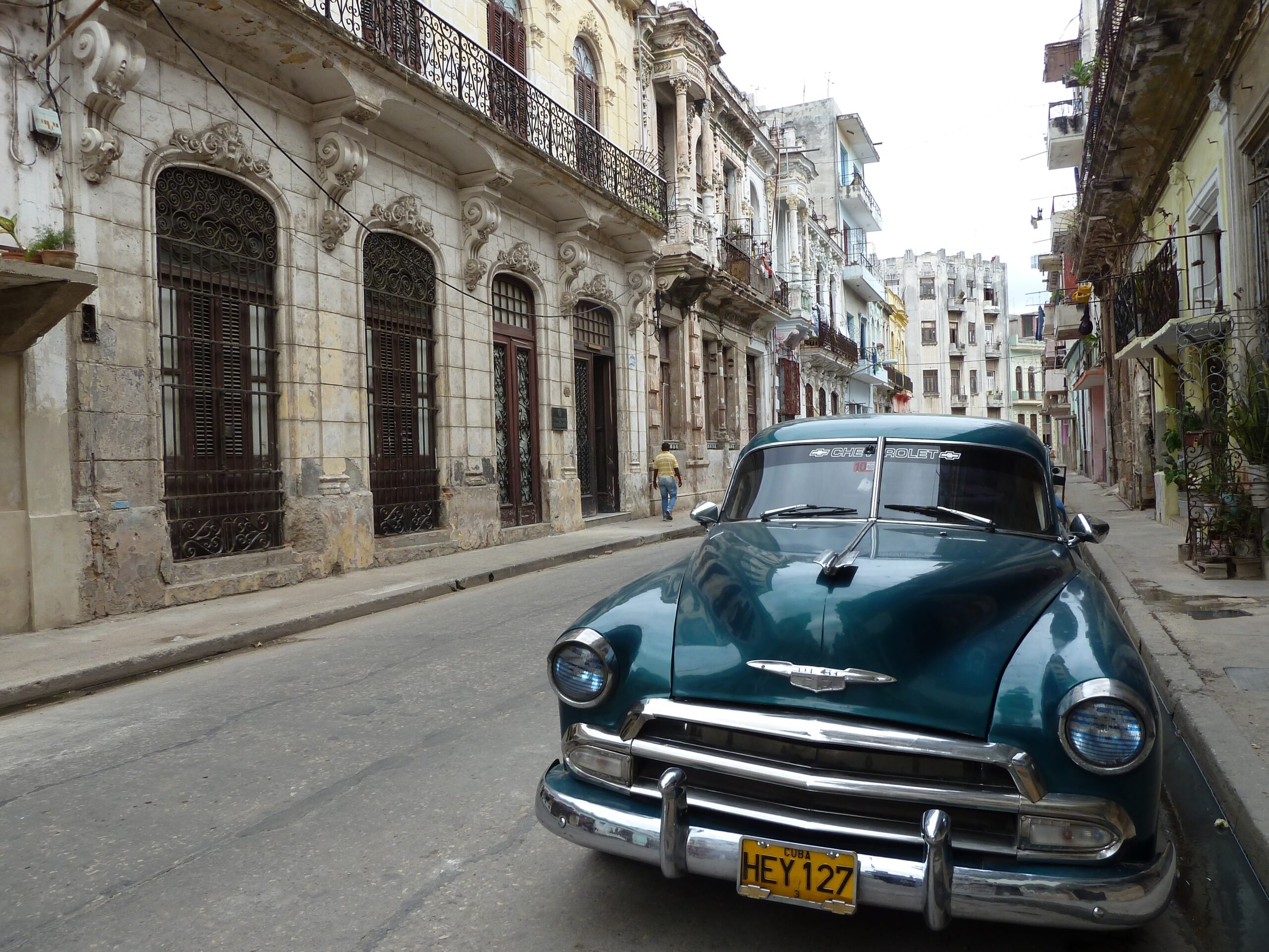 キューバの町並み　レトロ建築とクラシックカーの都ハバナ