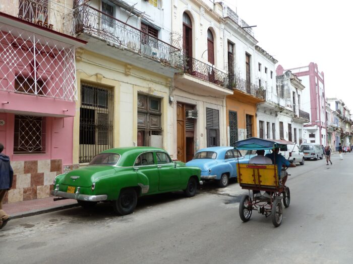 カラフルなキューバの町とクラシックカー