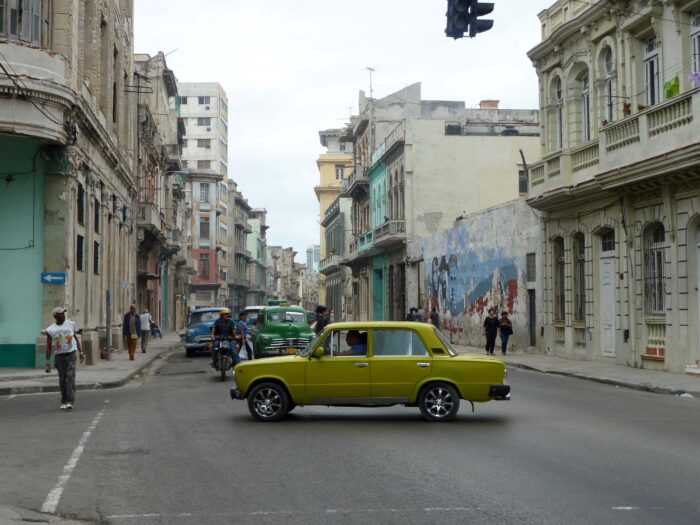 ハバナの町とクラシックカー