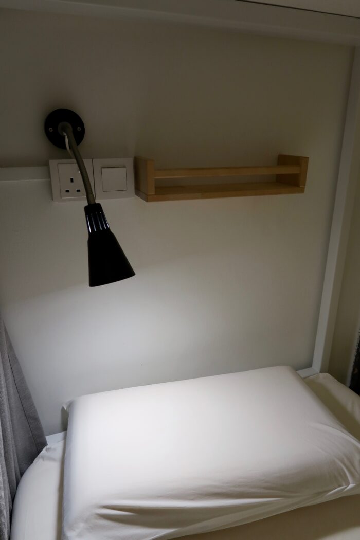 ドミトリーのベッドにある枕元の読書灯